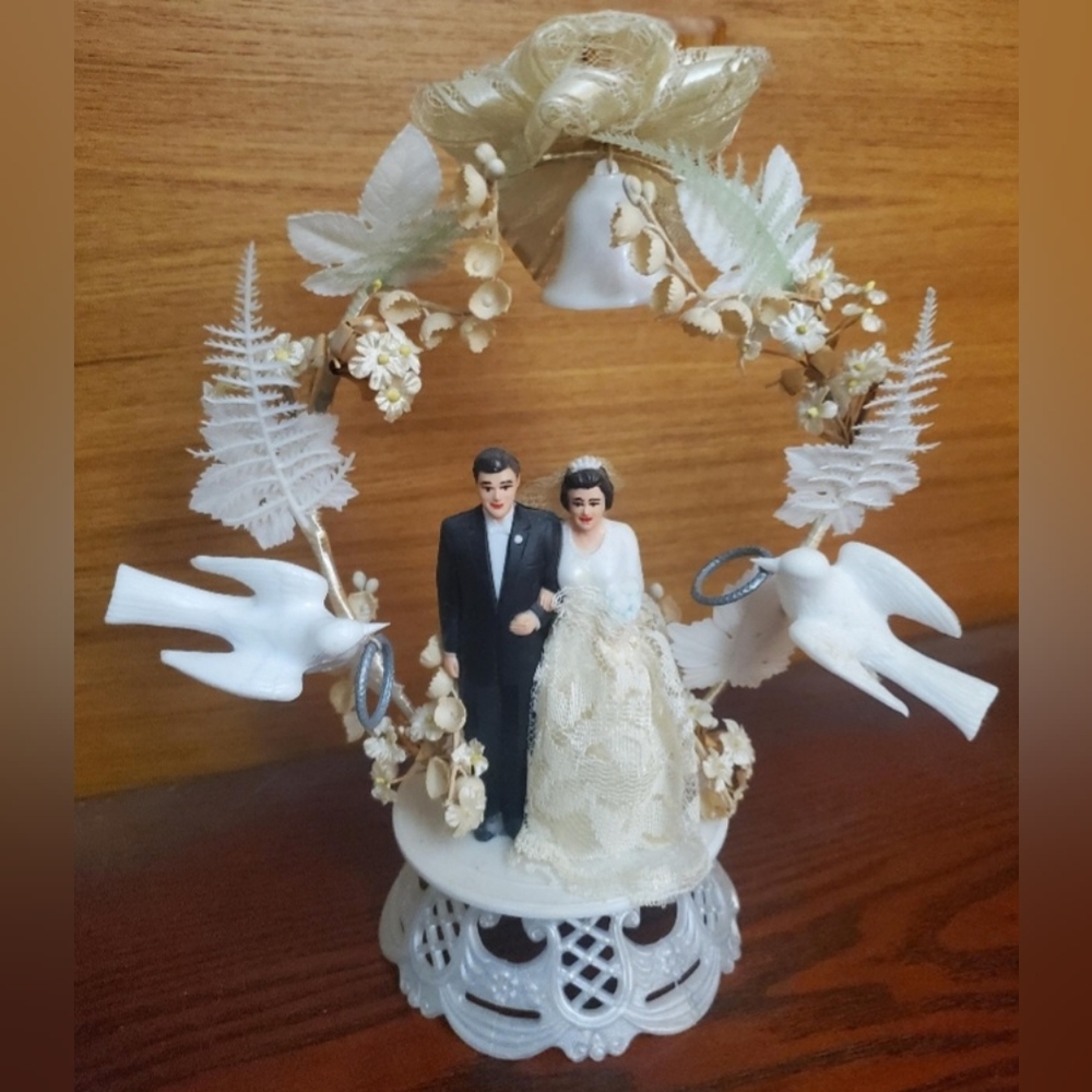 Vintage 1950's Wedding Cake Topper Vintage Brunette Couple & Lace Dress